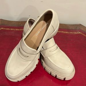 Sincerely Jules size 8.5 neutral colored penny loafer.